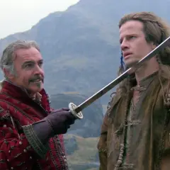 Sean Connery et Christopher Lambert dans une scène du film Highlander. L'un tient une épée, l'autre est prêt au combat.
