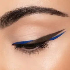 Occhio con eyeliner grafico marrone e blu elettrico, un audace cat crease che cattura lo sguardo.