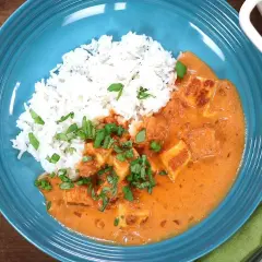 En krämig curry med halloumi och ris, toppad med färska örter. En härlig vegetarisk rätt som smakar sommar.
