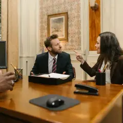 Kobieta wskazuje palcem na mężczyznę, dyskutując o tym, ile kosztuje kasacja wyroku w sprawie cywilnej.
