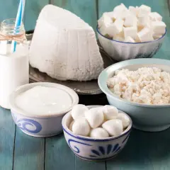 Varietà di latticini: latte, yogurt, ricotta, mozzarella, formaggio a cubetti. Il lattosio cos'è? È lo zucchero presente in questi alimenti.