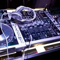 Jaka konsola DJ na początek: wybierz najlepszy sprzęt dla siebie