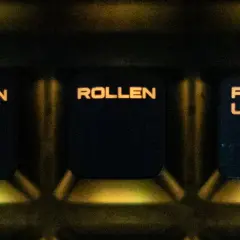 Tasten "Drucken", "Rollen" und "Pause/Unterbr" mit orangefarbener Beleuchtung. Der Scroll Lock-Modus ist hier nicht sichtbar.