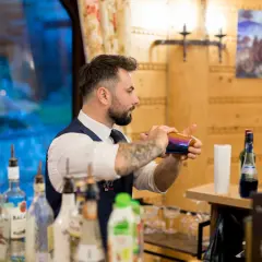 Barman na wesele, cena zależy od doświadczenia i umiejętności. Ten profesjonalista przygotowuje drinki z pasją.