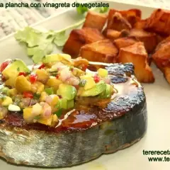 Bonito a la plancha con vinagreta de vegetales y unas bonito rodajas de patatas fritas.
