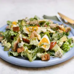 En härlig cobb salad med krutonger, ägg, avokado och blåmögelost. En perfekt lunch!