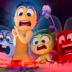 Emocje z "Inside Out 2" w szoku! Radość, Smutek, Wstręt, Złość i Strach patrzą na coś przerażającego.