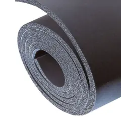 Zrolowany, czarny materiał izolacyjny, idealny na otuliny na rury, z widoczną porowatą strukturą.
