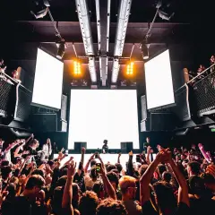 Gdzie zagrać koncert w Warszawie? Odkryj najlepsze miejsca i ich zalety