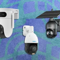 Trois caméras de surveillance modernes, une blanche EZVIZ, une noire Xega avec panneau solaire, et une Reolink, prêtes pour une installation sécurisée.