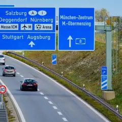 Na niemieckiej autostradzie, gdzie niektóre odcinki nie mają limitu prędkości, samochody jadą w kierunku Monachium i innych miast.