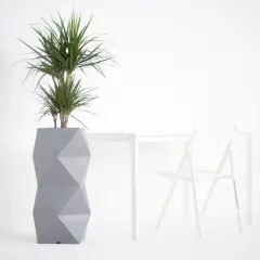 Nowoczesna, geometryczna donica idealnie pasuje do juki domowej, tworząc stylowy akcent w minimalistycznym wnętrzu.