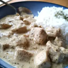 En krämig sås till kyckling med ris, en perfekt middag.