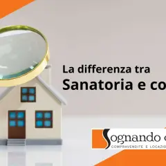 Lente d'ingrandimento su una casa, con testo che spiega la differenza tra sanatoria e condono.