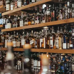 Półki pełne butelek whisky. Zastanawiasz się, ile kalorii ma whisky?