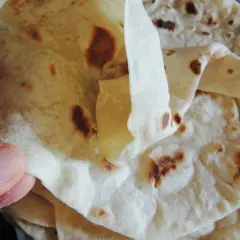 Ciepła tortilla na patelni, lekko przypieczona, gotowa do podania.