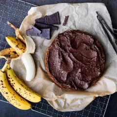 En saftig banankaka med chokladfrosting, bananer, chokladbitar och vaniljstänger.