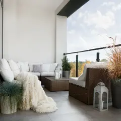 Przytulna loggia z meblami wypoczynkowymi i roślinami. Zastanawiasz się, czy loggia wlicza się do powierzchni użytkowej?
