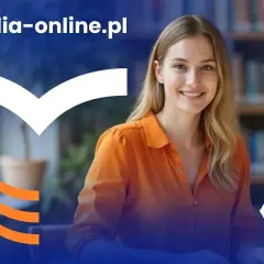 Uśmiechnięta młoda kobieta w pomarańczowej bluzce na tle biblioteki i logo studia-online.pl.