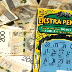 Zdrapka "Ekstra Pensja" i banknoty 200 zł. Czy to właśnie dlatego popularni youtuberzy dostają inne zdrapki do testów przed kamerą?