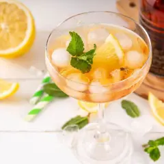 Prosty przepis na napój cytrynowy, który orzeźwia w upalne dni