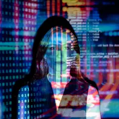 Frau im Fokus, umgeben von leuchtendem Code und Binärcode. Sie repräsentiert die Zukunft des Fernstudium KI.