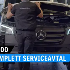 Mekanisker utför service på en Mercedes-Benz skåpbil. Bilden visar en komplett serviceavtal för din Mercedes.