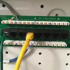 Panel sieciowy Cat 6 z portami RJ45. Widać okablowanie, które sugeruje standard B.