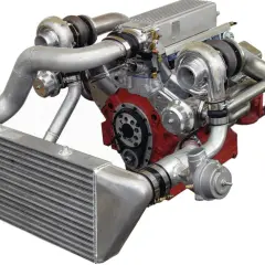 Motore V8 potenziato con doppio turbo. L'intercooler si trova frontalmente, pronto a raffreddare l'aria compressa per massimizzare le prestazioni.