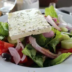 Jaki ser feta do sałatki greckiej? Odkryj najlepsze opcje!