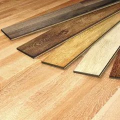 Verschiedene Laminatböden in unterschiedlichen Holzoptiken und Stärken liegen nebeneinander.