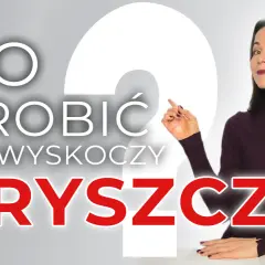 Kobieta wskazuje na napis "Co zrobić, gdy wyskoczy pryszcz?".