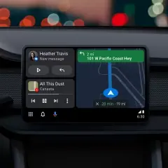 Navigazione con app Android Auto: messaggio da Heather Travis e musica in riproduzione, con indicazioni stradali per la Pacific Coast Hwy.