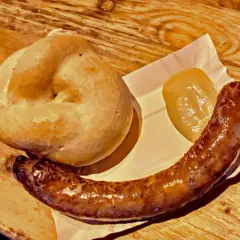 Kiełbasa z Niebieskiej Nyski: Krakowskie legendy i praktyczny przewodnik