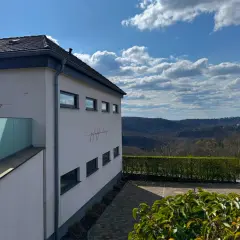 Moderne Architektur am Pfaffenberg Solingen mit Blick ins Grüne.