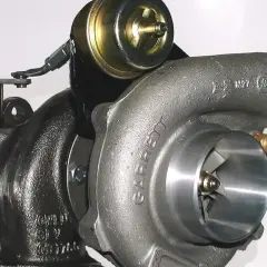 Garrett turbo sprężarka z zaworem wastegate, gotowa do zwiększenia mocy silnika.