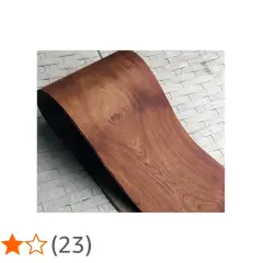 Superficie curva in legno di palissandro con venature evidenti, su sfondo bianco a mattoncini.