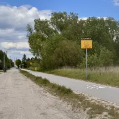Droga rowerowa z tablicą ostrzegawczą "Kierowco! Za jazdę samochodem po drodze dla rowerów grozi mandat w wysokości do 5000 zł". Czy to rejestracja EPA, jakie miasto?