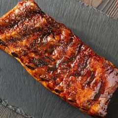 Costillas al horno con miel y mostaza, glaseadas y jugosas, listas para disfrutar.