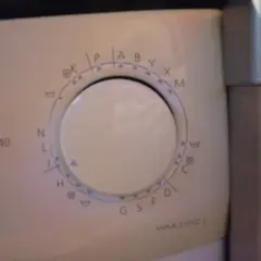 Pokrętło programatora pralki Beko z oznaczeniami programów i temperatur. Instrukcja obsługi pomoże dobrać odpowiedni cykl.
