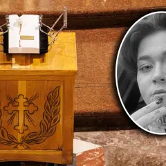 Wspomnienie Patrycji Widery. Na zdjęciu portret z kwiatami i drewniany klęcznik z krzyżem.