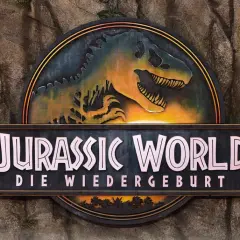 Das Logo von Jurassic World: Die Wiedergeburt, mit einem T-Rex-Kopf, bereit für den Jurassic World Stream.