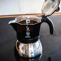 Czarna kawiarka Bialetti z kawą gotową do zaparzenia. Zastanawiasz się, ile kawy do kawiarki?