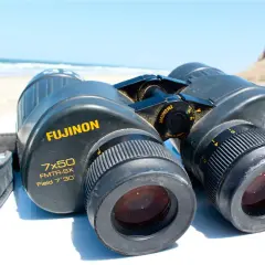 Binocolo Fujinon 7x50 FMTR-SX, con cinturino, pronto per esplorare le caratteristiche del paesaggio marino.