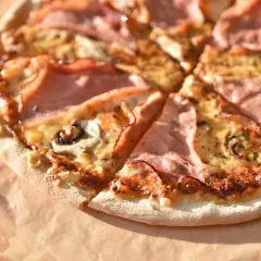 Jak przygotować pieczarki do pizzy, by uniknąć wodnistego smaku