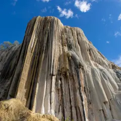 Felsformation, die aussieht, als ob hierve el agua (Wasser kocht) und über die Jahrtausende erstarrt ist. Tropfsteine bilden vertikale Säulen.