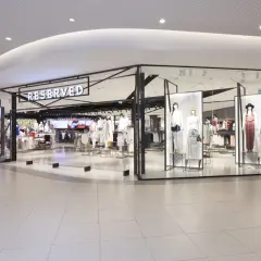Sklep Reserved w centrum handlowym. Zastanawiasz się, ile czasu na zwrot Reserved? Sprawdź regulamin sklepu.