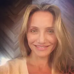 Cameron Diaz ler mot kameran, med sitt blonda hår fallande runt axlarna. Hon påminner om sina roller i filmer med Cameron Diaz.