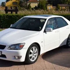 Lexus IS 200 blanco, un coche clásico que a pesar de sus posibles problemas, sigue siendo un icono.