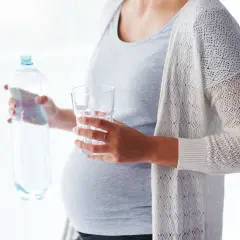 Czy w ciąży można pić wodę gazowaną? Bezpieczne spożycie i skutki
